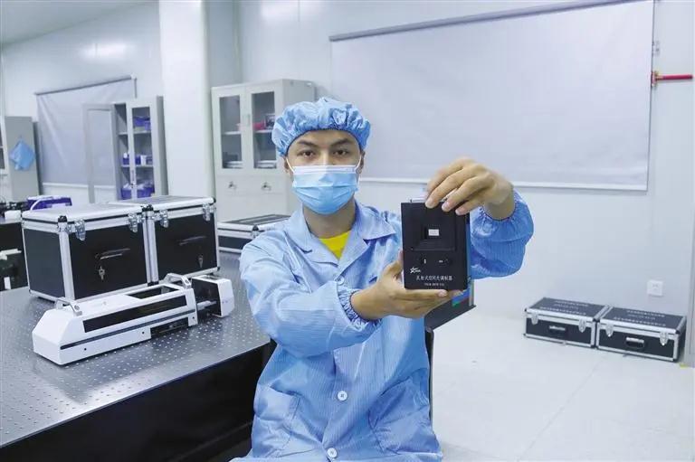 研发人员展示具有自主知识产权的液晶空间光调制器。