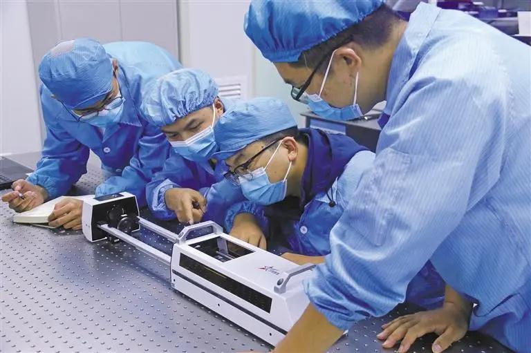 九月二十六日，中科微星实验室，研发人员在进行产品探讨。
